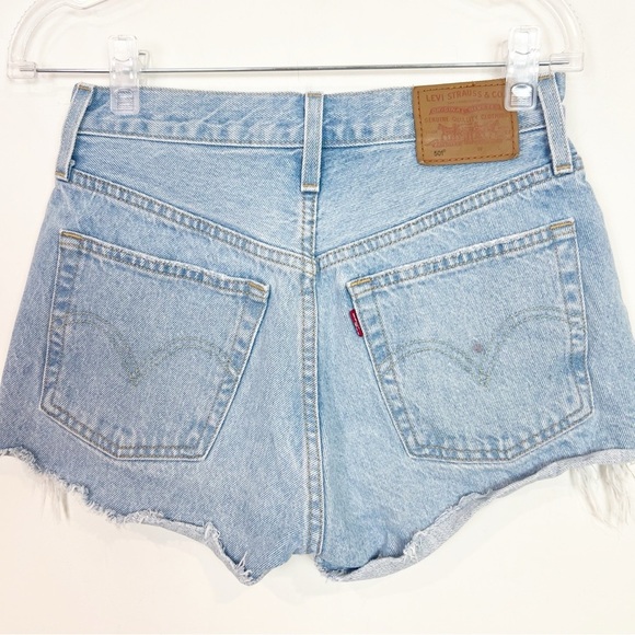 LEVI’S 501 BUTTON FLY CUT OFF LIGHT DENIM JEAN SHORTS WOMENS SZ 25 - Picture 2 of 6